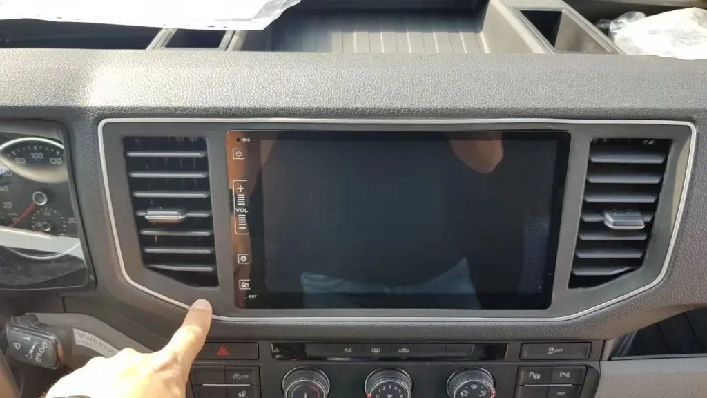 Штатное головное устройство для Volkswagen Crafter на Android 8.1 Carmedia KR-1196-S9