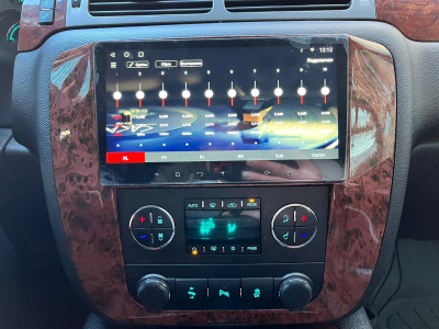 Автомагнитола штатная с 2K экраном RedPower 71421W Slim на Android 10 для Chevrolet Tahoe (12.2006-10.2014), GMC Yukon (2007-2014) под дерево