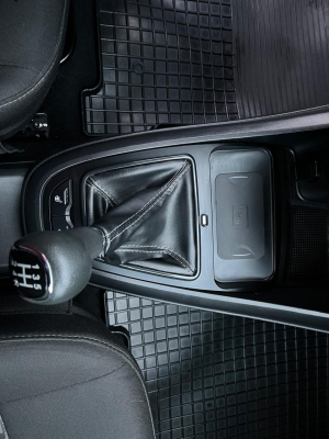 Беспроводная зарядка для Lada Vesta 15W  - Carmedia HP-L715 Беспроводная зарядка для Lada Vesta 15W  - Carmedia HP-L715